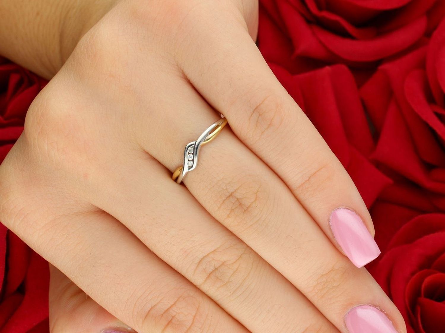 Złoty pierścionek z trzema diamentami 0,03 ct. Żółte i białe złoto próby 585. Delikatny, przekładany wzór. Certyfikat autentyczności. Idealny na prezent.1.jpg